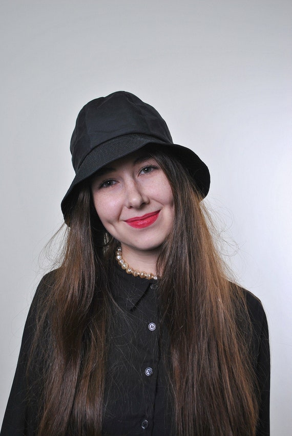 90s vintage minimalist black bucket hat