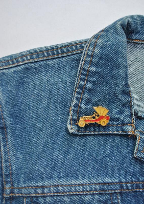 Vintage 80s Racing Car Metal Pin: Funny Cartoon Badge