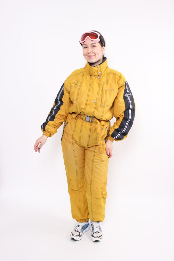 Combinaison de ski jaune sale