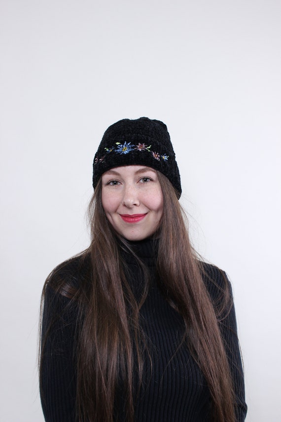 90s Vintage Black Beanie Hat: Embroidered Floral Winter Cap