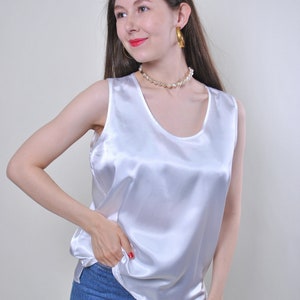 90s minimalist tank top in white, vintage vibrant crew neck relaxed fit top, Size M