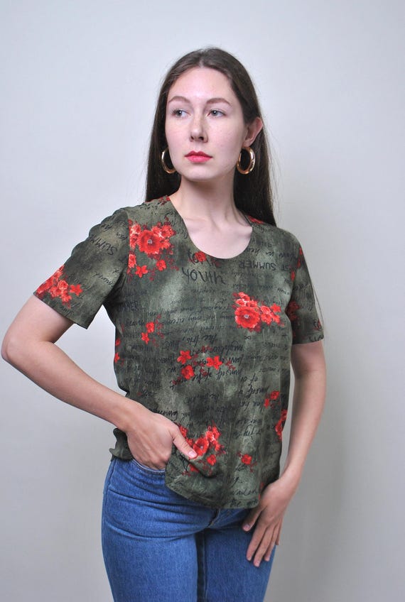 Y2K Poppy Print Top Olive Green Red Floral Text Print Fitted Tee Size M