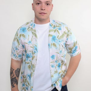 90s Hawaiian print shirt, vintage men blue vocation button up shirt, Size L