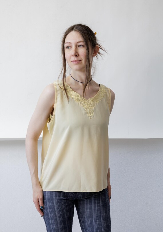 90s Embroidered Neckline Satin Shell Top Buttercream Sleeveless Lace Applique V Neck Blouse L