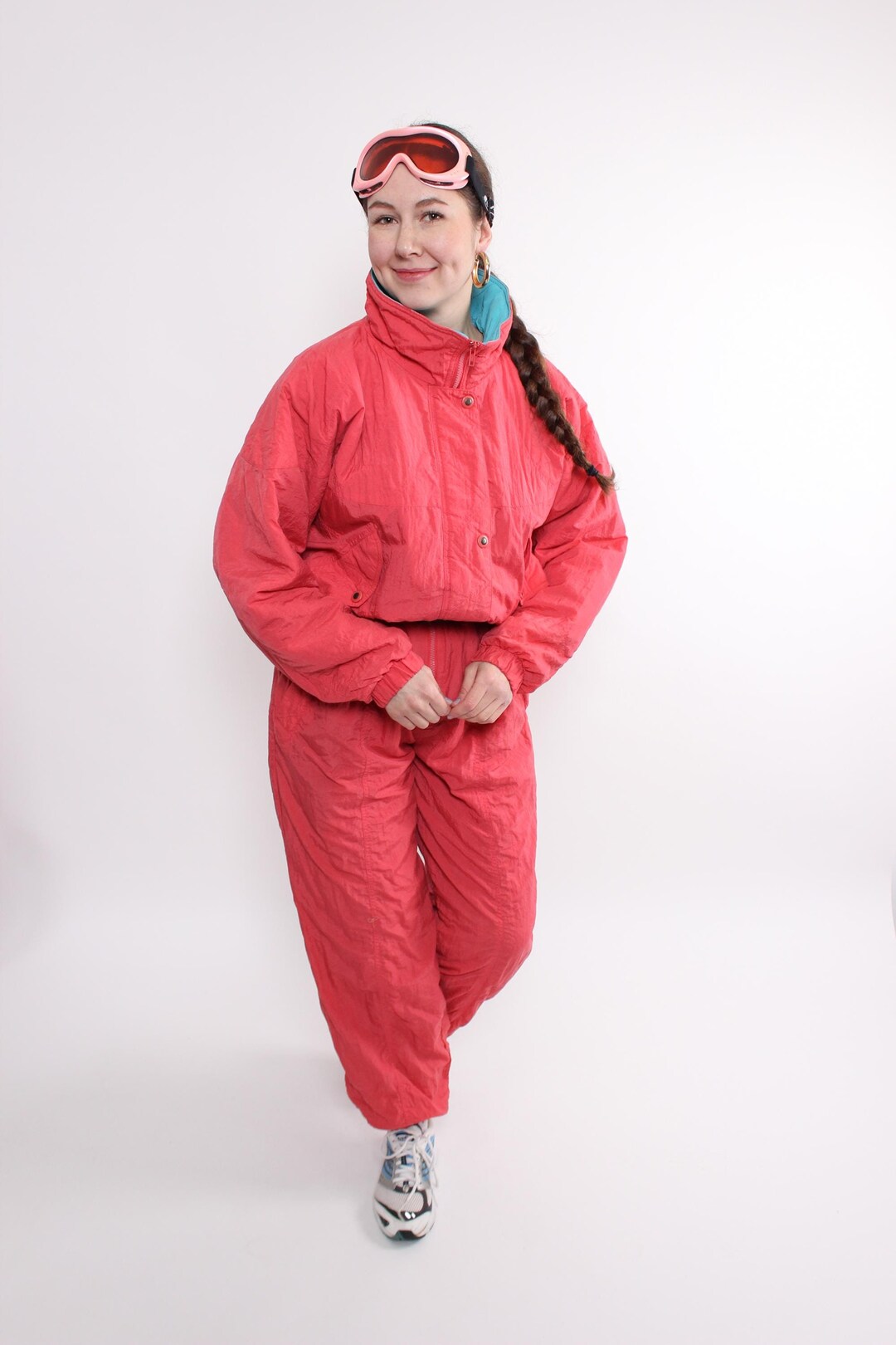 Vintage 90er Jahre Roter Einteiler Skianzug Retro Damen Kapuzen vintage-90er-jahre-roter-einteiler-skianzug-retro-damen-kapuzen