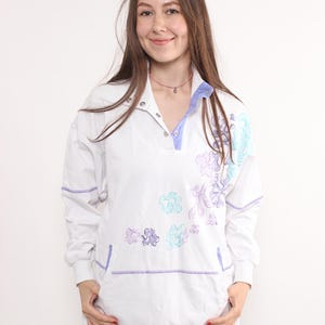 90s funky flowers print sweatshirt, vintagen front pockets long sweatshirt in white, Size L