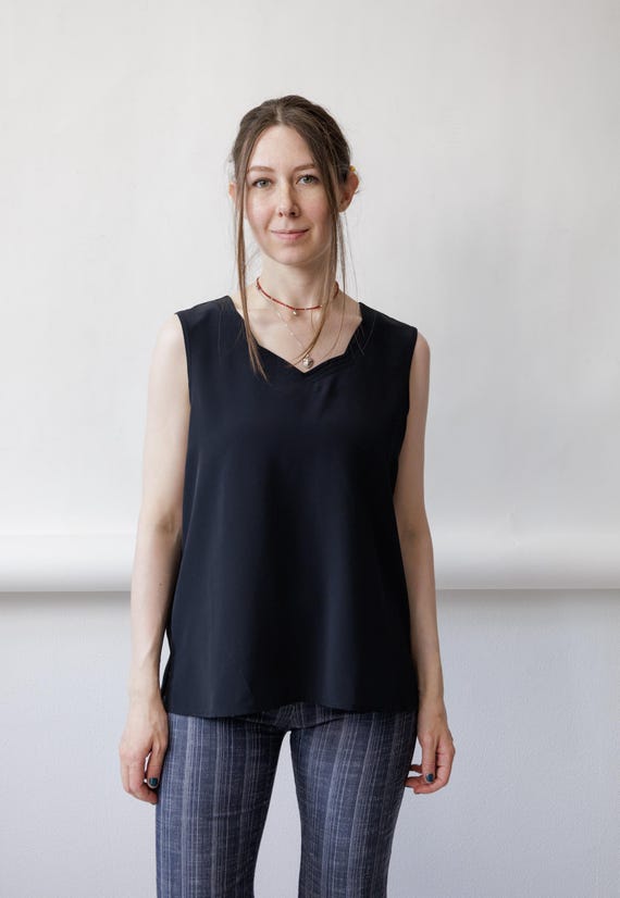90s Black Scalloped Neck Sleeveless Blouse Vintage Minimalist Silky Shell Tank Top M