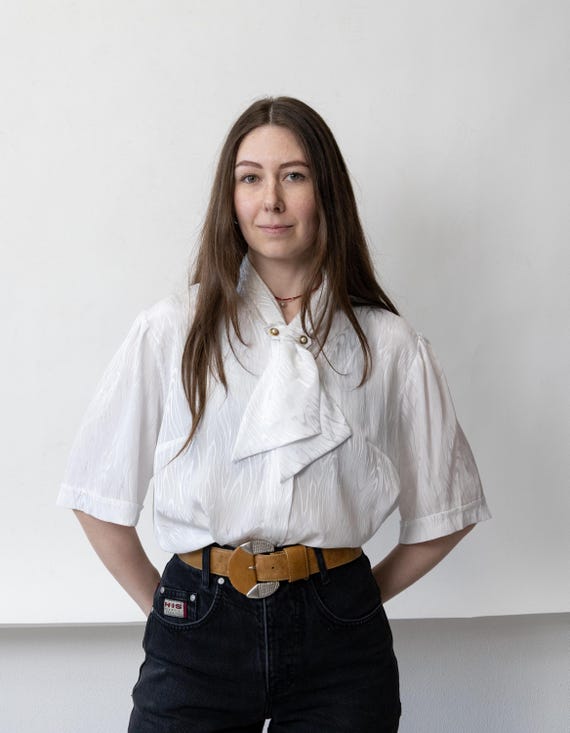 White Pussy Bow Blouse Vintage Wood Grain Jacquard Tie Neck Short Sleeve Size M