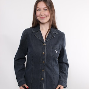 Graziosa camicetta in denim anni &#39;90, camicia vintage in cotone elasticizzato con ricami a fiori, taglia M