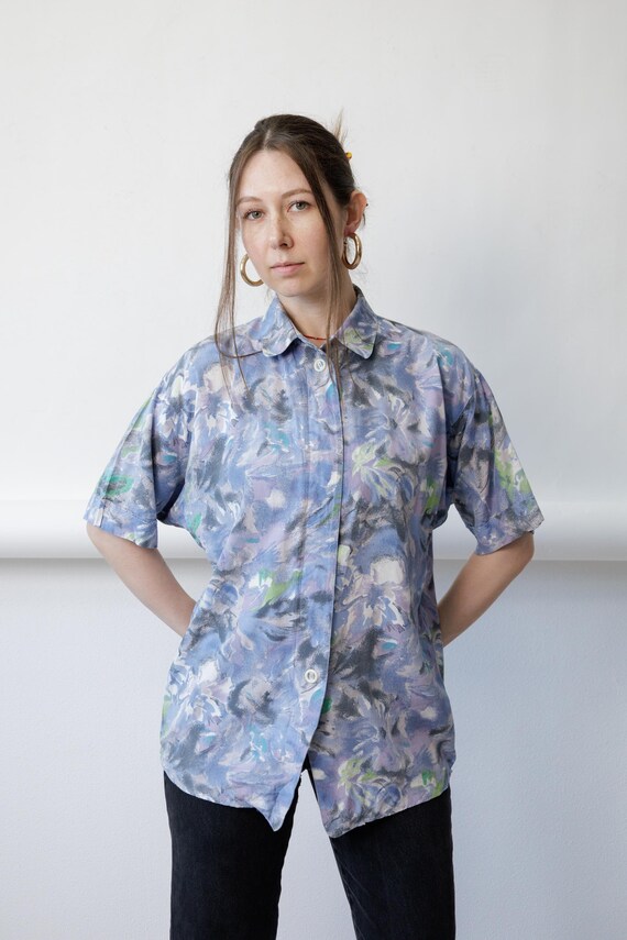 90s painterly abstract print shirt, periwinkle blue watercolor blouse cuffed sleeves, size Medium