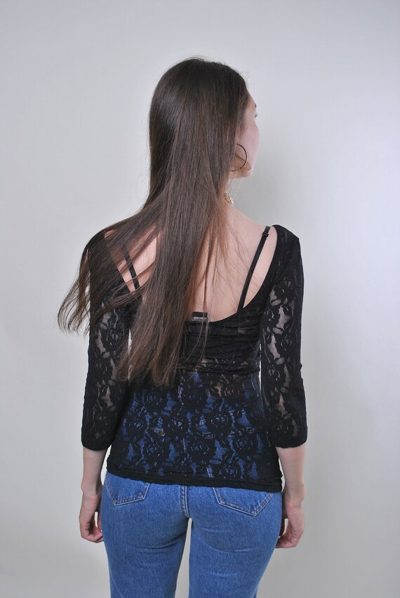 blusa negra transparente con flores bordadas
