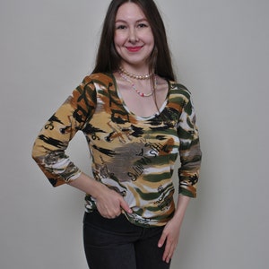 Blusa abstracta Y2k, top elástico tipo jersey - Talla MEDIANA Camisa de verano de manga larga para festival de moda de los años 00 en color verde con cuello redondo, talla M