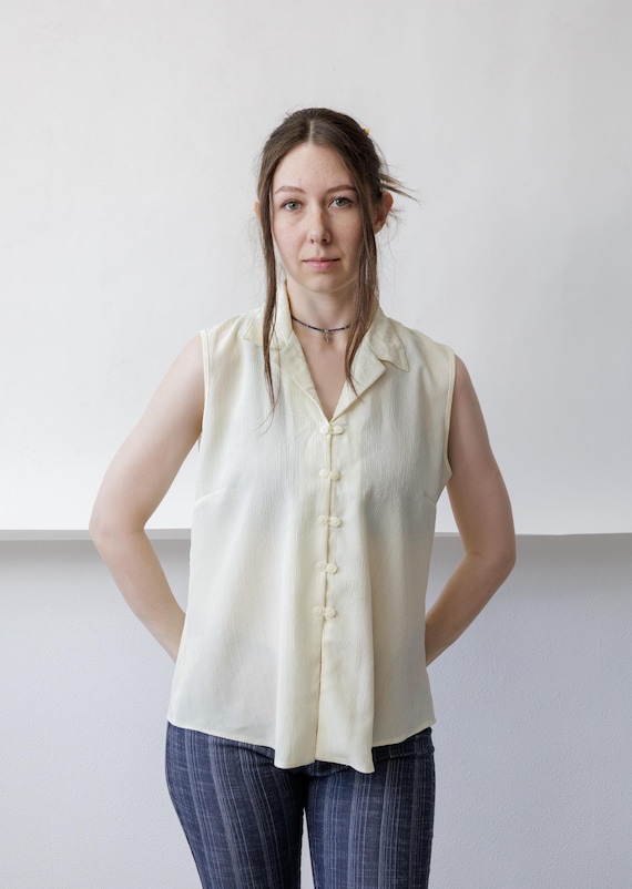 90s Textured Crepe Sleeveless Blouse Buttercream Yellow Notched Collar Button Up Minimalist  L