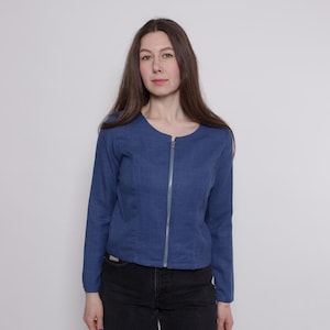 Puede incluir: Un letrero de madera rústico con el texto "Welcome to our home" en un estilo manuscrito. El letrero presenta un acabado envejecido y un diseño sencillo y acogedor, ideal para un porche o entrada.