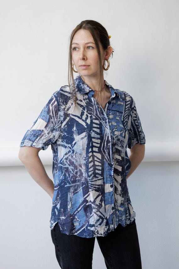 90s Blue Abstract Print Blouse Vintage Crinkle Short Sleeve Collared Shirt Size M