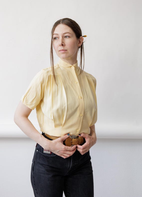 80s Butter Yellow Blouse Band Collar Pleated Short Sleeve Cotton Button Up Shirt M