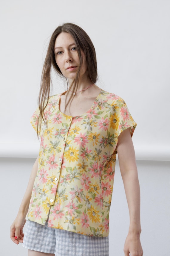 90s Butter Yellow Watercolor Daisy Print Vintage Blouse Button Front Cap Sleeve Size M