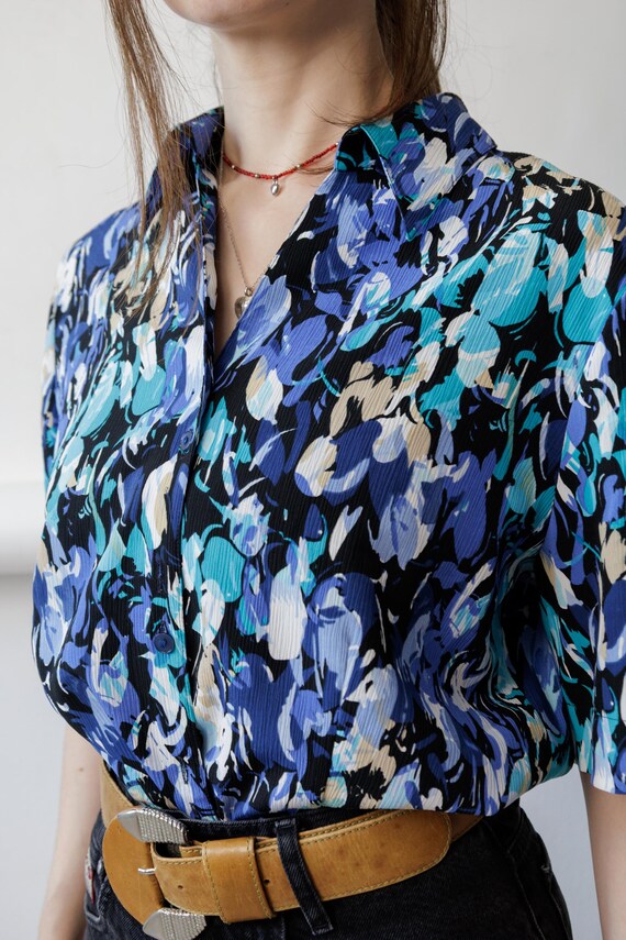 90s Blue Impressionist Floral Blouse Vintage Textured Crepe Abstract Flower Shirt Size M