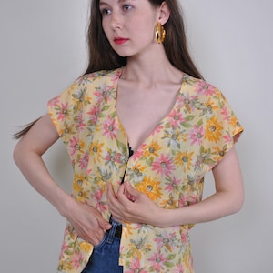Blusa floral vintage de los 90: blusa amarilla de poliéster con botones (talla M)