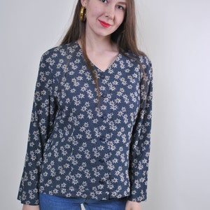 Top floreale anni &#39;90, camicetta casual vintage a maniche lunghe con stampa di fiori grigi da donna, taglia M