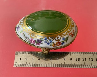 Vintage "fini main" Limoges porcelain bonbonnière or trinket box of large dimensions by Dubarry