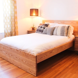 Modern solid wood bed frame, customizable bed, handmade head board. immagine 1