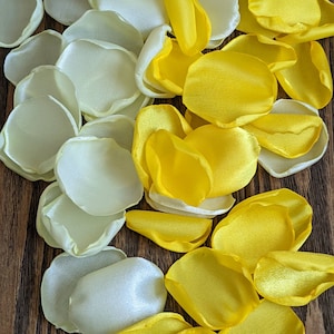 Miscela di petali di rosa gialla da spargere intorno ai centrotavola, decorazioni per matrimoni, fiori per damigelle per cestini, decorazioni per addio al nubilato