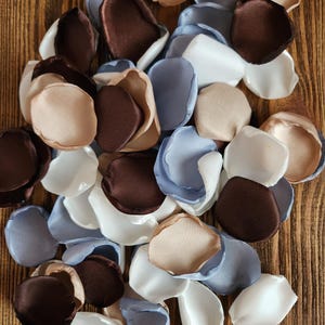 Stoffige blauwbruine rozenblaadjes voor herfsthuwelijksdecor, decor gangpadloper, bloemenmeisjesbloemblaadjes voor mand, rustieke boho-huwelijksbloemen gooien