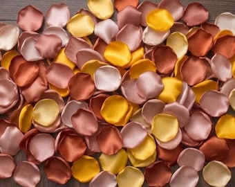 Arranjo de mesa boho ensolarado em tons de terracota, ouro rosa, blush e champanhe, com pétalas de rosa amarelas e claras, perfeito para o verão e outono.