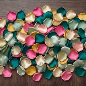 Op de afbeelding: Een verzameling kunstbloemblaadjes in een mix van kleuren met een satijnen afwerking, waaronder diep teal, zacht goud, oudroze en gedempt saliegroen. De bloemblaadjes liggen verspreid in een dichte, overlappende rangschikking.