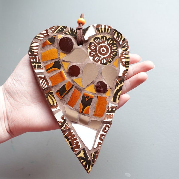 Coeur en mosaïque marron et blanc fait à la main avec de la poterie vintage, y compris Hornsea love valentines love heart