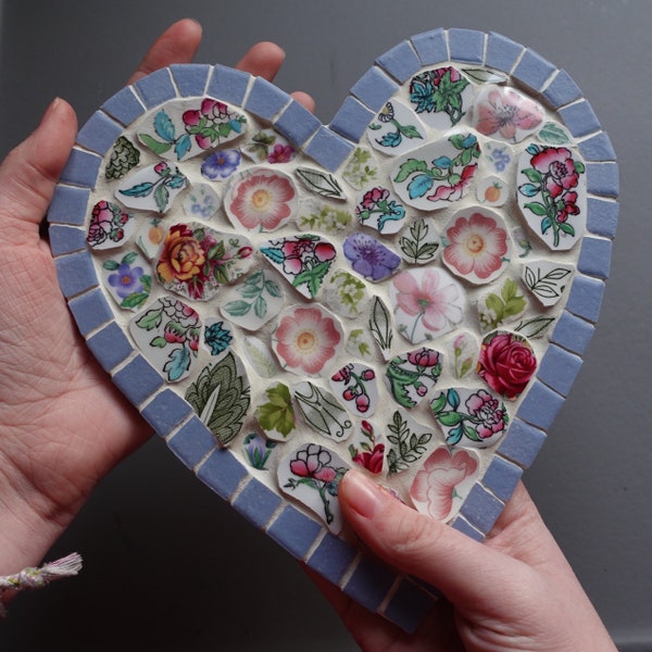 Coeur en mosaïque fait main avec de la porcelaine vintage et de la vaisselle motif floral arbre indien bordure bleue