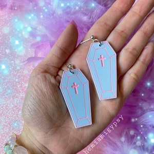 Pendientes de ataúd azul pastel kawaii: joyas espeluznantes de acrílico cortado con láser