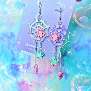Pendientes de telaraña iridiscentes kawaii / Pendientes de acrílico / Joyería de Halloween / Pendientes de acrílico / Pendientes cortados con láser / Acrílico / Pastel