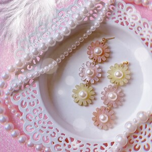 Pastel Pearl Flower Earrings | Acrylic Earrings | Flower Earrings | Spring Earrings | Daisy Earrings | Floral Earrings