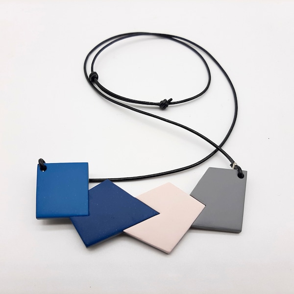 Collana minimal e moderna in pasta polimerica blu, rosa e grigio