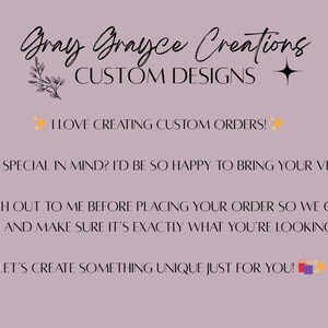 Op de afbeelding: Een mauve achtergrond met de tekst "Gray Grayce Creations CUSTOM DESIGNS" in een scriptlettertype. De tekst bevat de zinnen "I LOVE CREATING CUSTOM ORDERS!" en "LET'S CREATE SOMETHING UNIQUE JUST FOR YOU!"