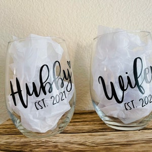 Wedding Gifts for Couples, Bridal Shower Gift Engagement Gifts  for Bride and Groom to Be, Mr and Mrs Wine Glasses(17oz) Honeymoon Gifts Wedding  Gifts for Newlyweds, Anniversary Couples Gifts: Wine