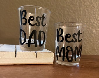 Best mom and  best dad shot glass set, mom shot glass, dad shot glass, new parents gift, Christmas gift for mom, new dad gift, best parents