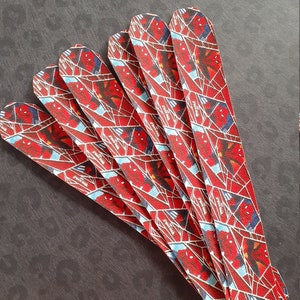 Peut inclure: Six bracelets en tissu rouge, bleu et blanc avec un motif Spiderman. Les bracelets sont dispos&eacute;s en &eacute;ventail.