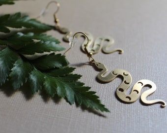Pendientes de latón con forma de serpiente y luna