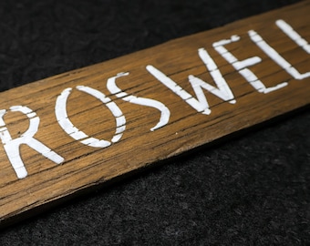 Handgemachtes Roswell Alien Zeichen | Upcycled White Oak Directional Wall Decor | UFO & Außerirdische inspirierte Kunst