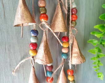 windgong met rustieke koebellen en handgemaakte keramische, melodieuze deurhanger, raamzonvanger, boho muurhangend decor, beiaard,