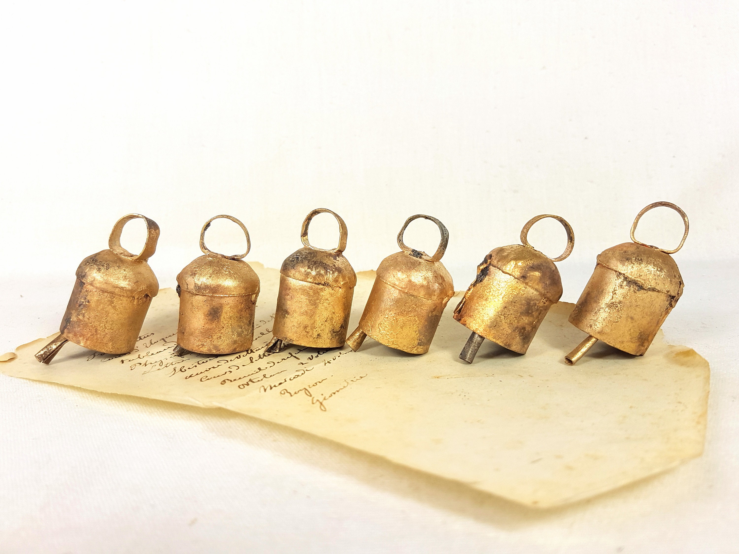 HobbyHerz 100 pieces small bells for crafting, mini bells/bells made of  brass. : : Home & Kitchen