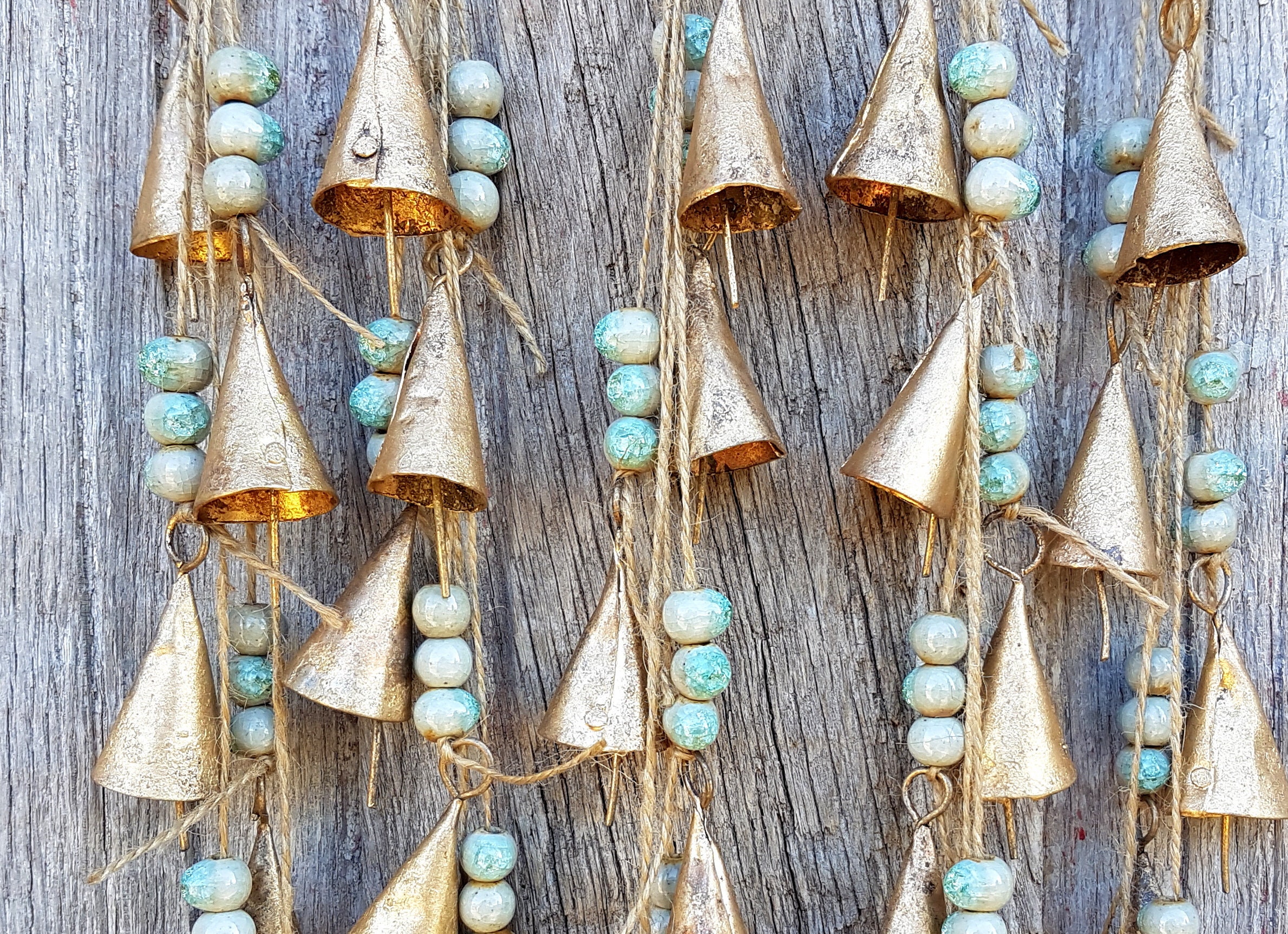 Un Windchime avec Cloches de Vache et Perles Crépitement en Céramique Bleu Clair, Mobile Fait Maison