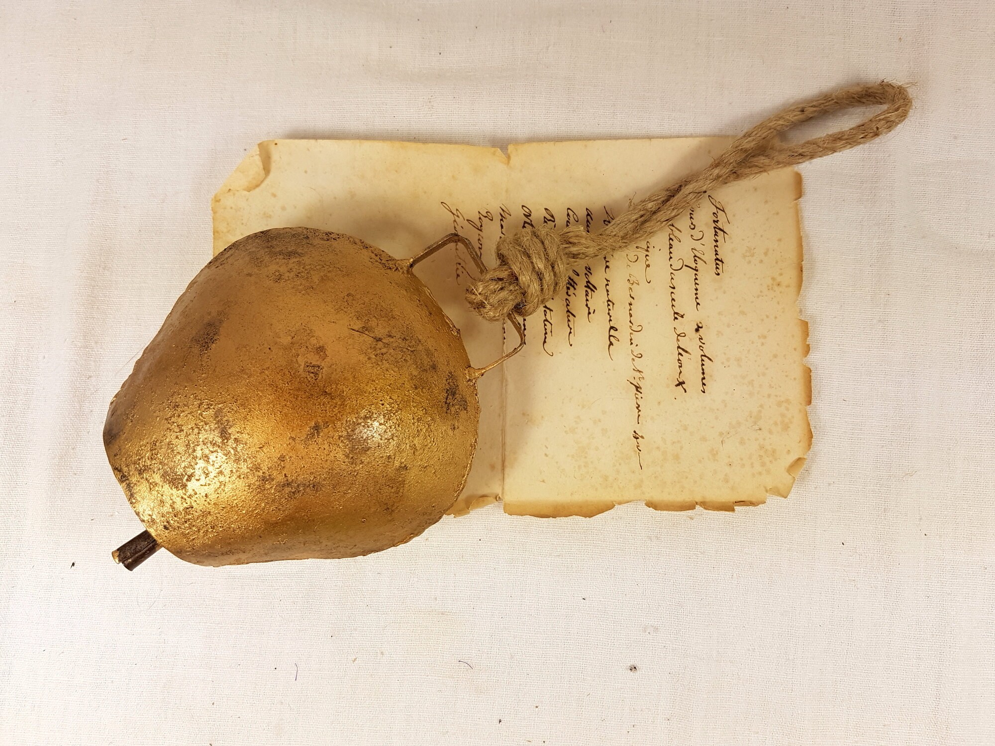 Grande Cloche de Vache Suisse en Cuivre Doré Recouvert Ficelle Chanvre Sisal, Sangle Clapper Cloche