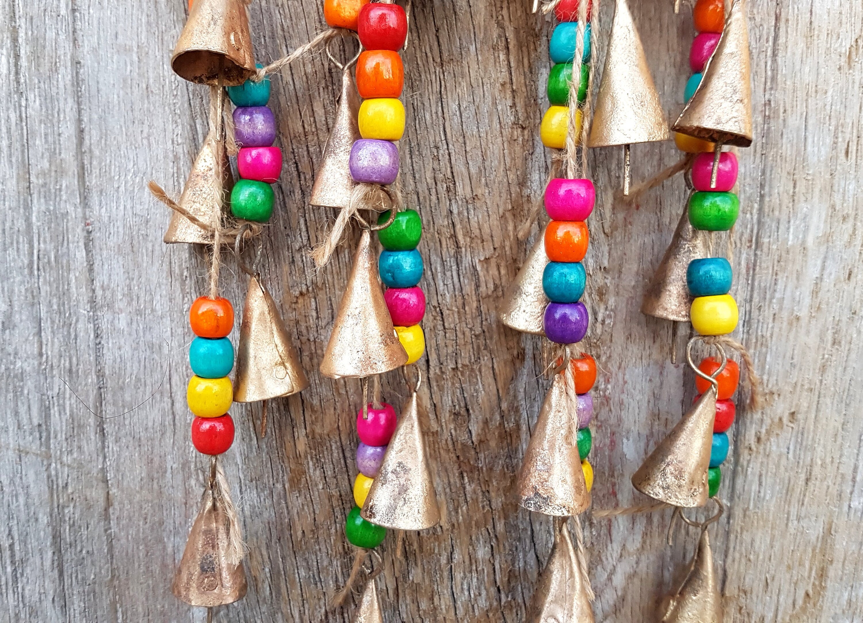 Windchime Coloré, Perles en Bois de Couleur Heureuse, Cloches Vache Métal Recyclé, Bétail Laiton Bro