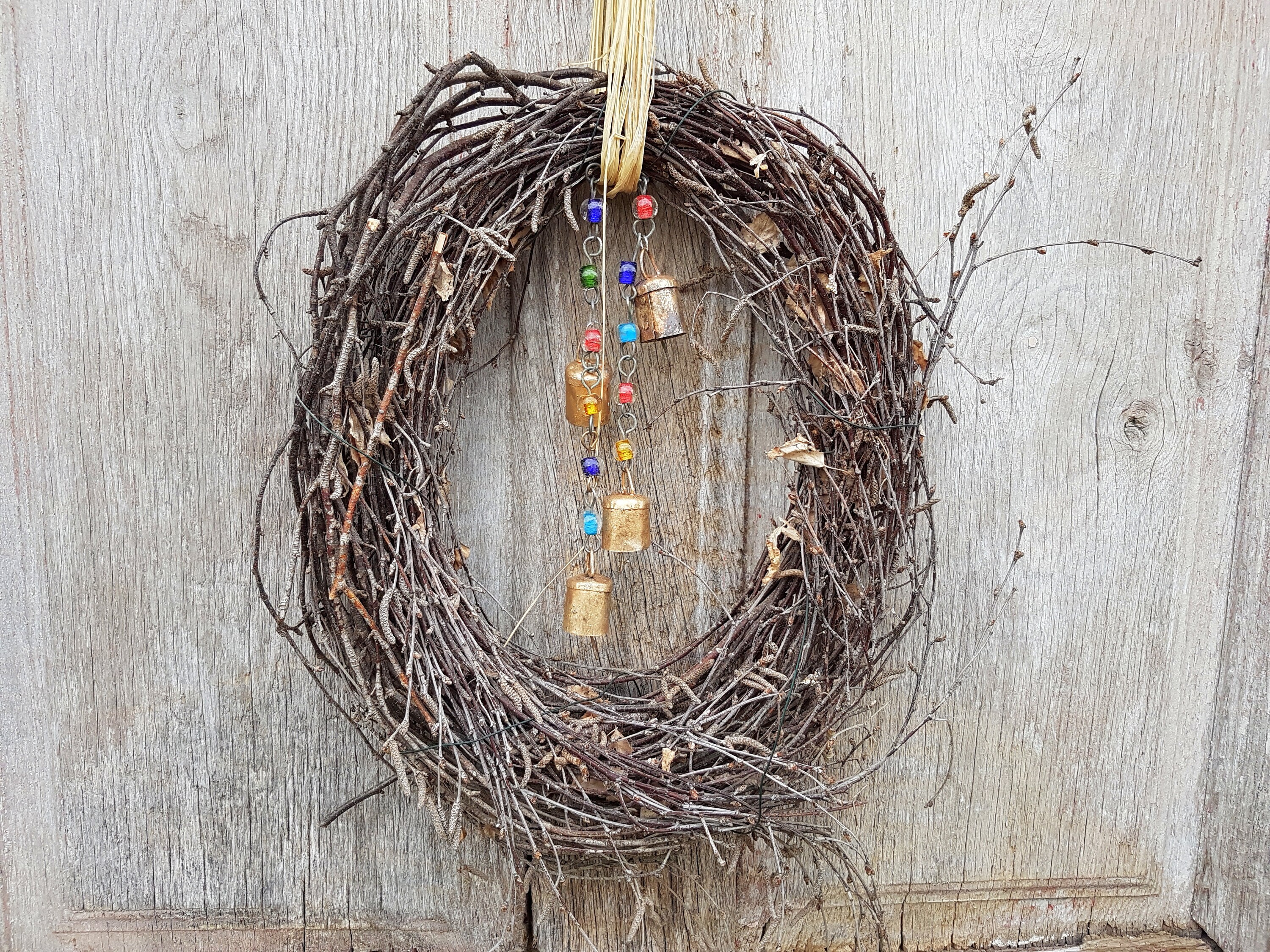 Un Carillon Coloré avec Des Cloches de Vache Rustiques sur Une Ficelle Chaîne en Métal Perles Verre