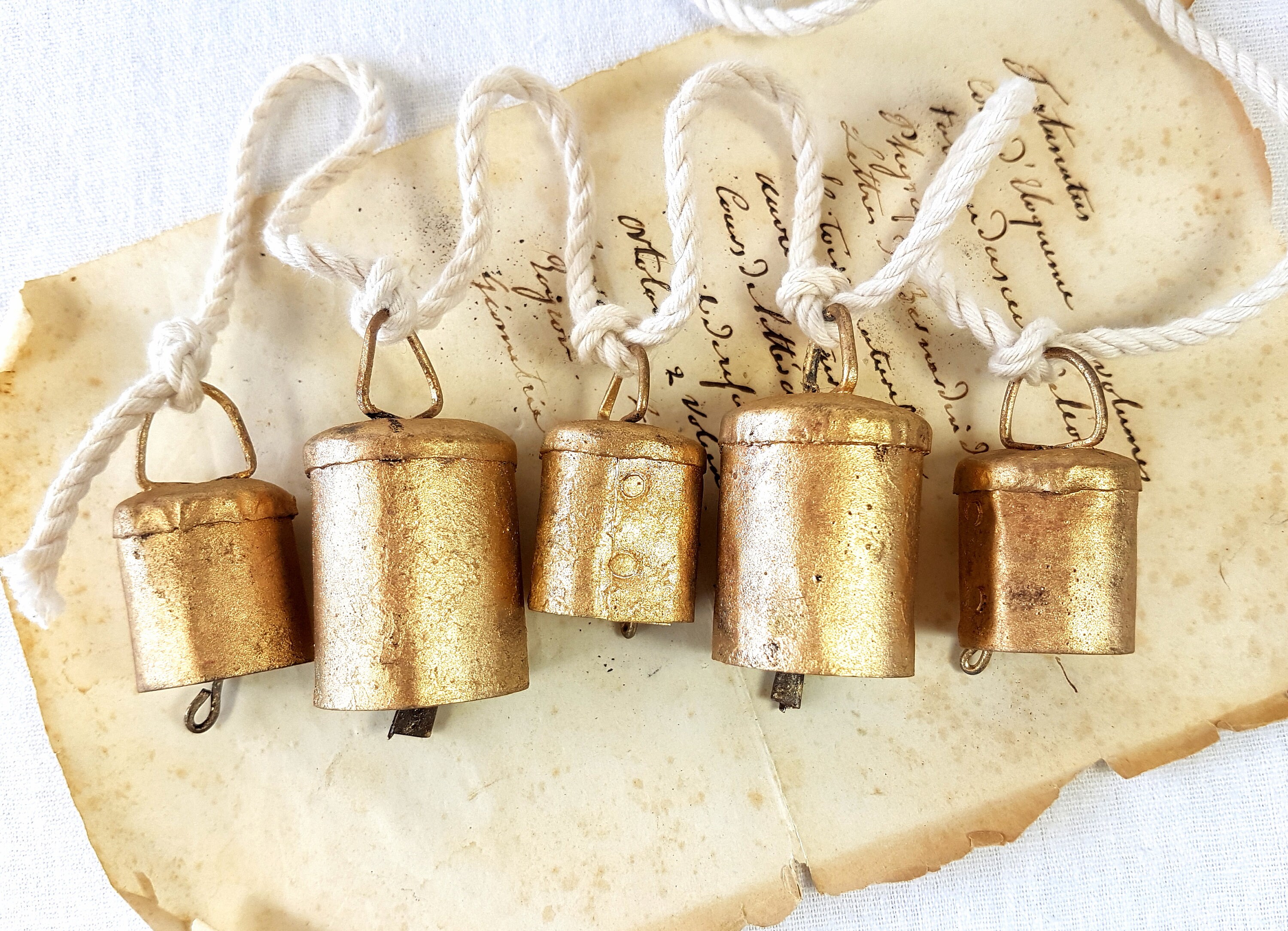 Mélange Cow Bell Windchime sur Une Ficelle de Coton, Style Vintage Rustique, Couleur Laiton Or Bronz