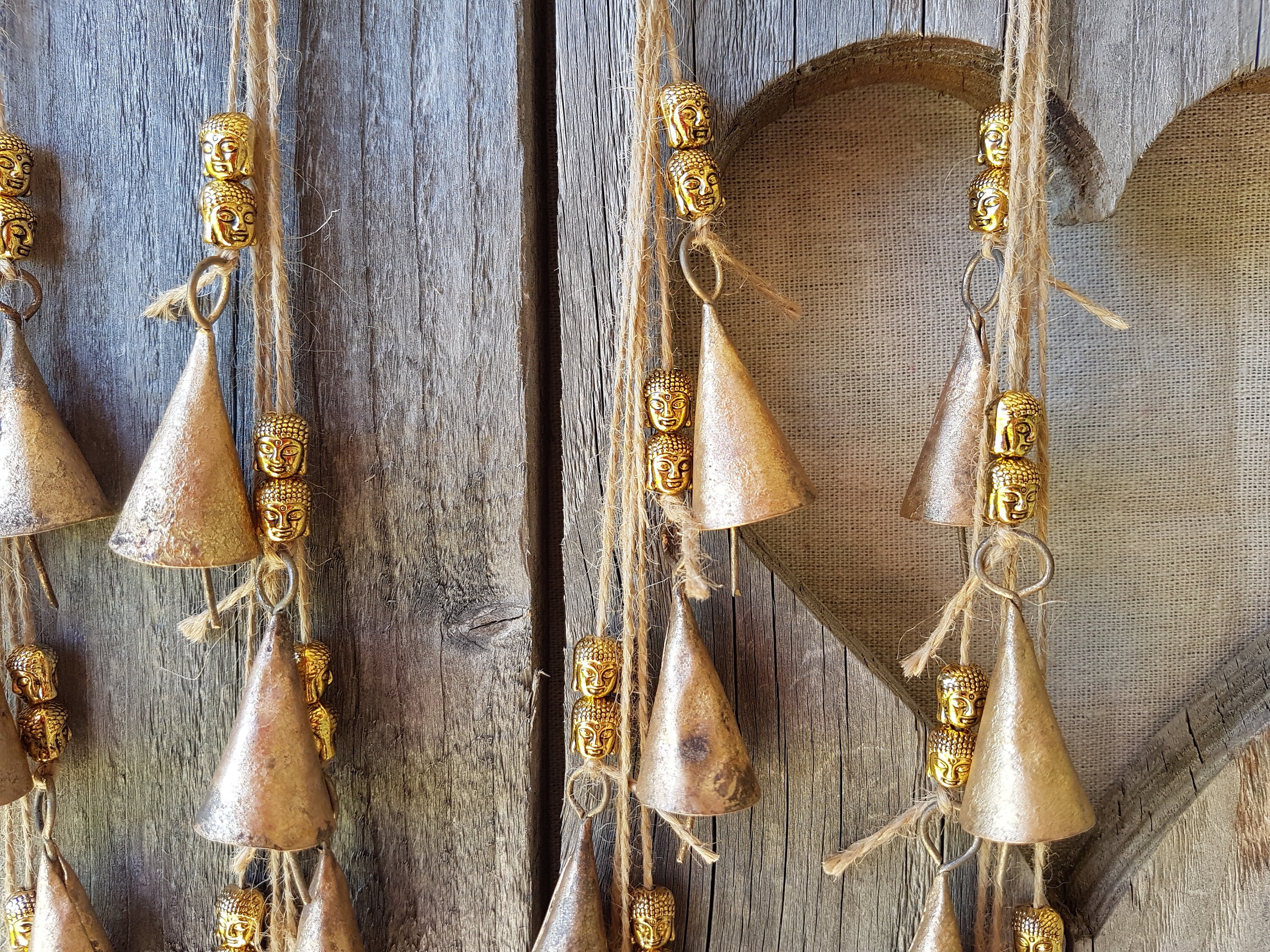 Windchime Suspendu avec Des Perles de Tête Bouddha en Or et Cloches Vache, sur Une Ficelle, Un Art M